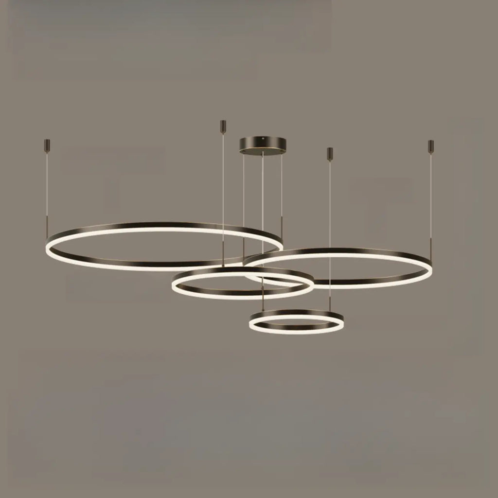 Lustre moderne à anneaux métalliques dorés à plusieurs niveaux avec LED