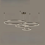 Lustre moderne à anneaux métalliques dorés à plusieurs niveaux avec LED
