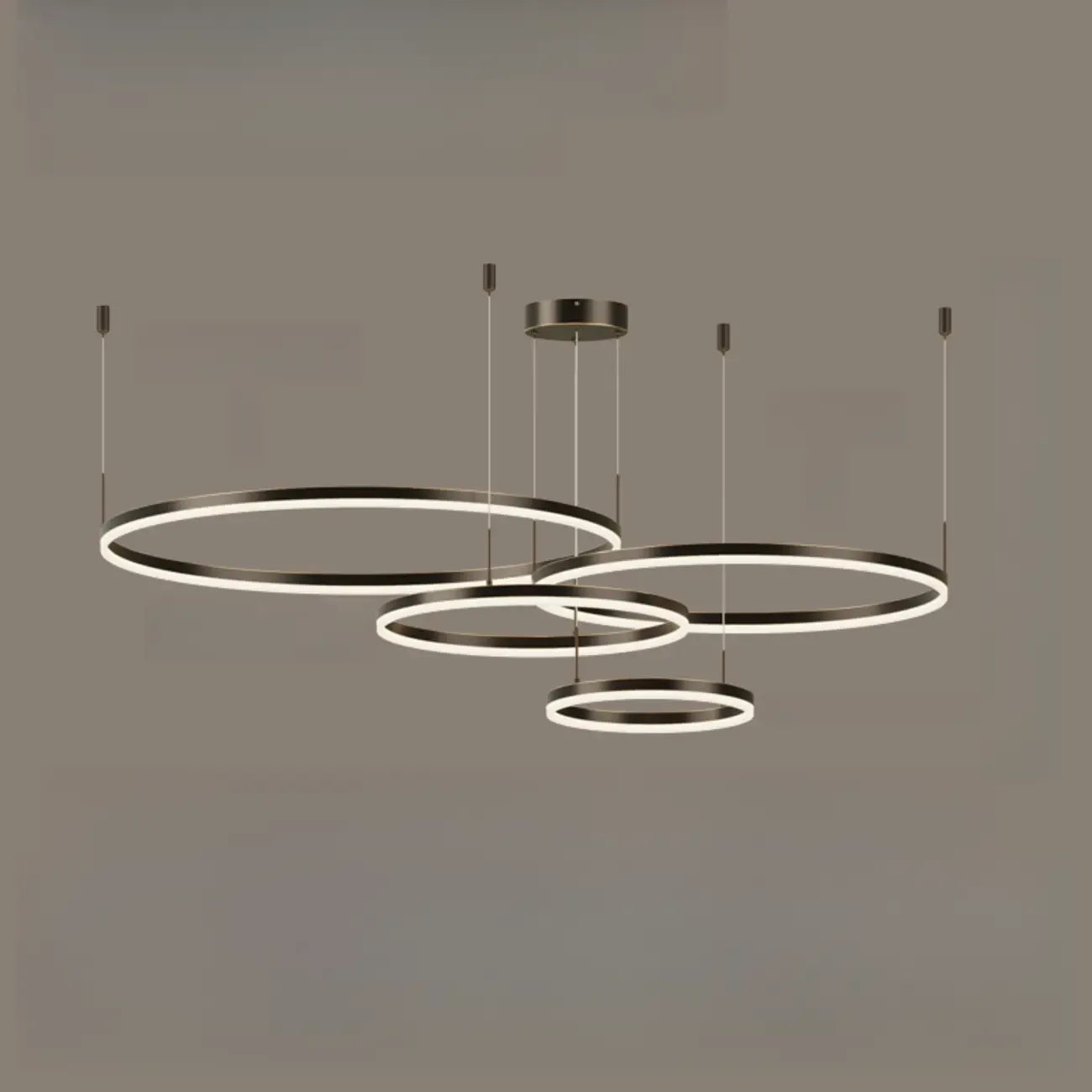 Lustre moderne à anneaux métalliques dorés à plusieurs niveaux avec LED