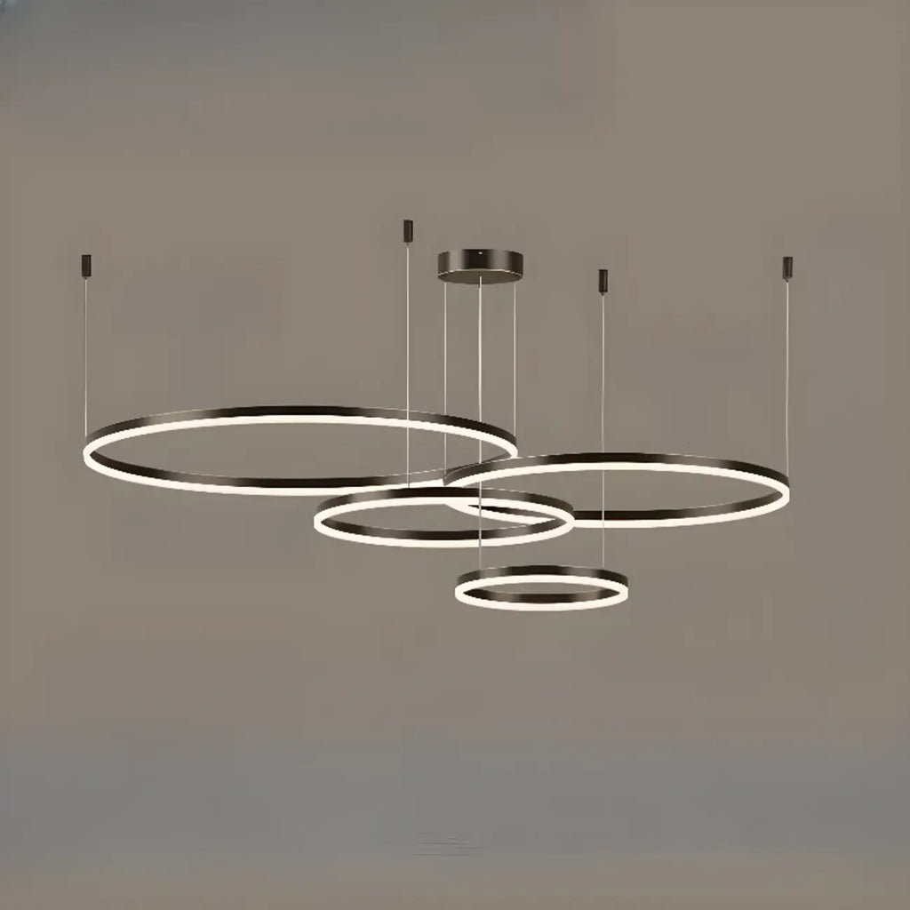 Lustre moderne à anneaux métalliques dorés à plusieurs niveaux avec LED