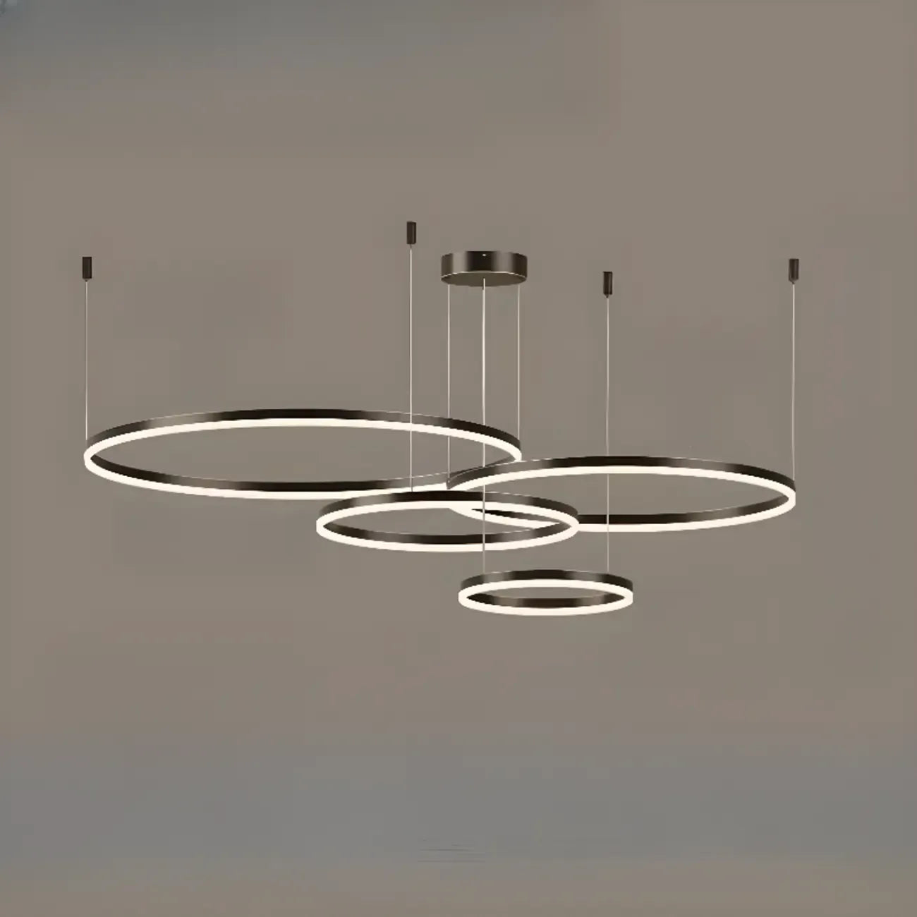 Lustre moderne à anneaux métalliques dorés à plusieurs niveaux avec LED