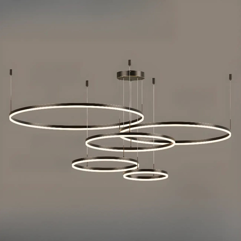 Lustre moderne à anneaux métalliques dorés à plusieurs niveaux avec LED