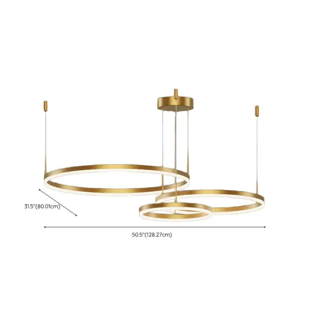 Lustre moderne à anneaux métalliques dorés à plusieurs niveaux avec LED