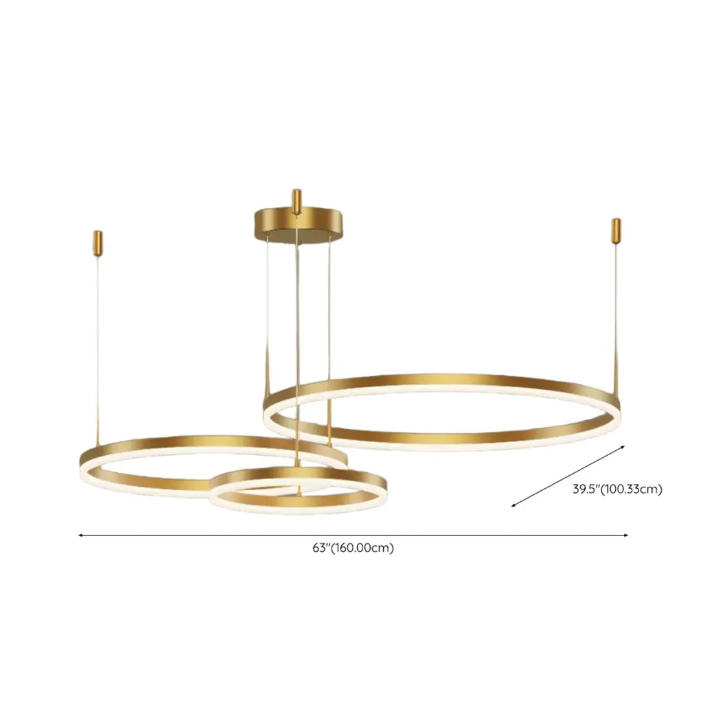 Lustre moderne à anneaux métalliques dorés à plusieurs niveaux avec LED
