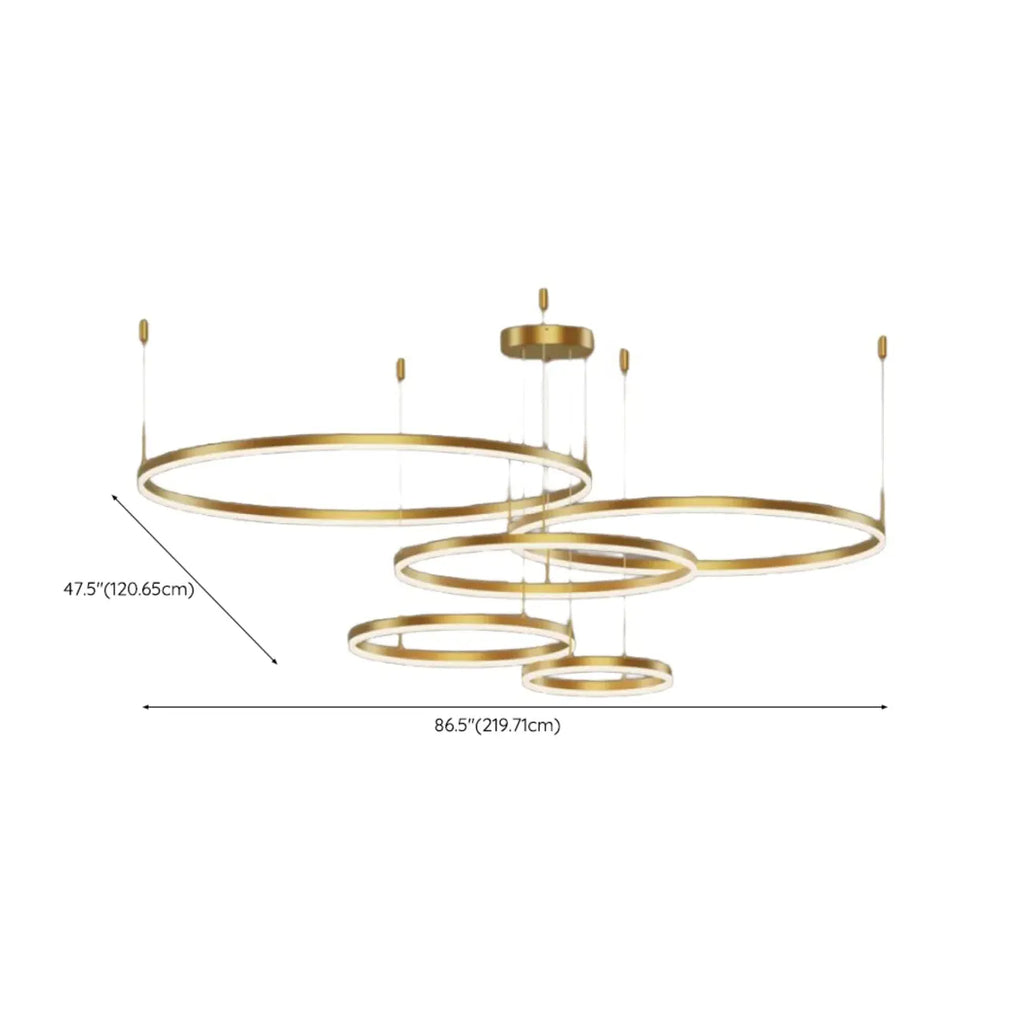 Lustre moderne à anneaux métalliques dorés à plusieurs niveaux avec LED