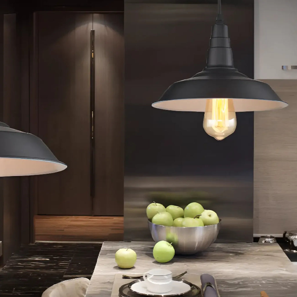 Suspension industrielle en fer noir pour cuisine