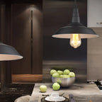 Suspension industrielle en fer noir pour cuisine
