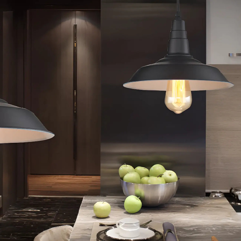 Suspension industrielle en fer noir pour cuisine