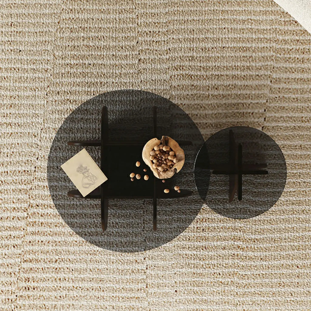 Table d'appoint ronde en verre brun avec piètement géométrique en X en bois
