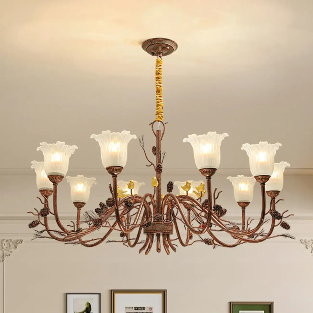 Lustre rustique en verre marron à motifs floraux et décorations en pommes de pin