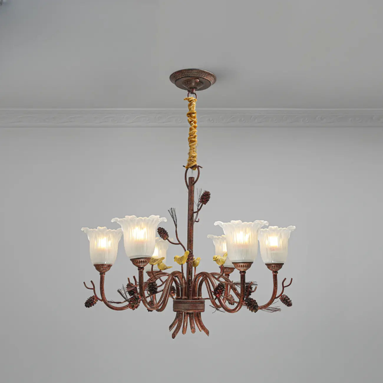 Lustre rustique en verre marron à motifs floraux et décorations en pommes de pin