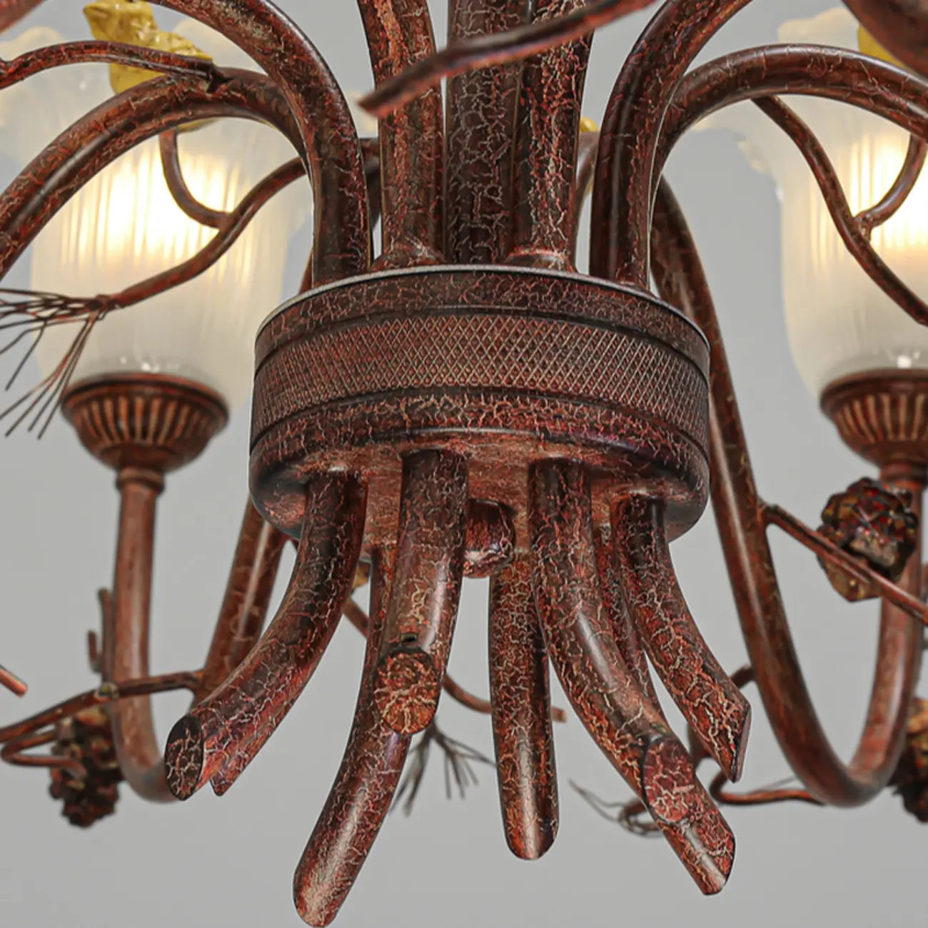 Lustre rustique en verre marron à motifs floraux et décorations en pommes de pin
