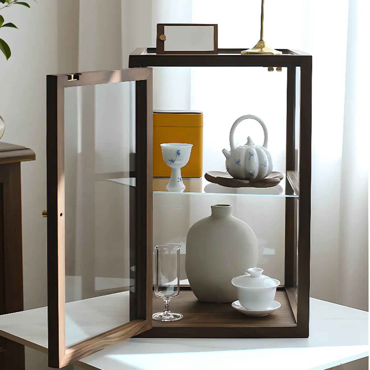 Petite vitrine de table en bois avec porte vitrée