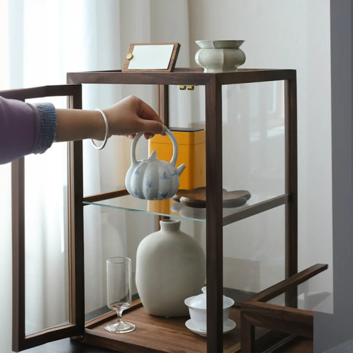 Petite vitrine de table en bois avec porte vitrée – Livingura