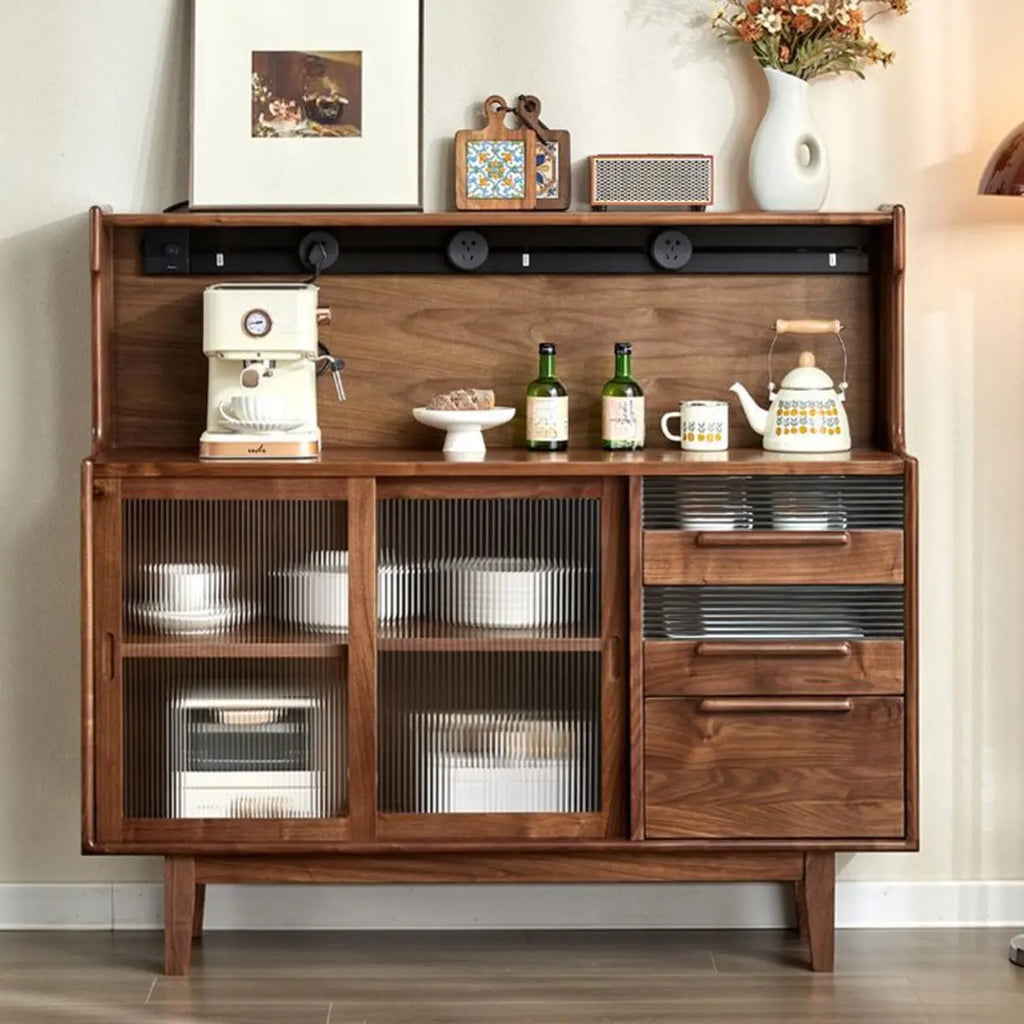 Buffet large en bois de noyer nordique avec porte coulissante en verre