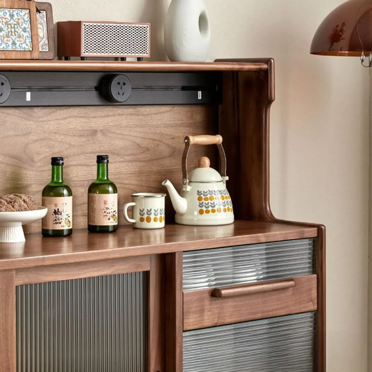 Buffet large en bois de noyer nordique avec porte coulissante en verre