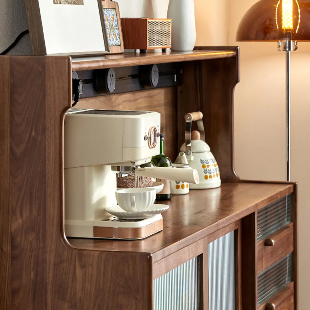 Buffet large en bois de noyer nordique avec porte coulissante en verre