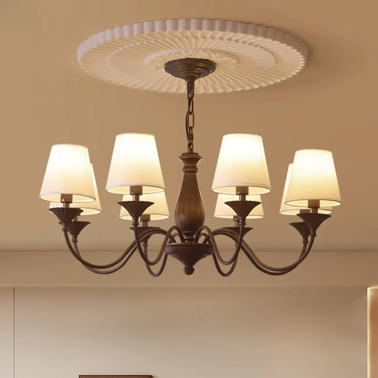 Lustre traditionnel en métal brun et tissu, à 8 lumières.