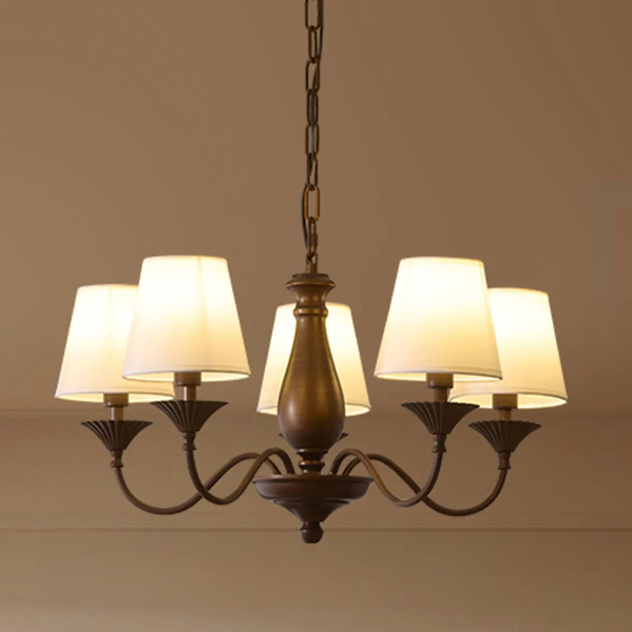 Lustre traditionnel en métal brun et tissu, à 8 lumières.