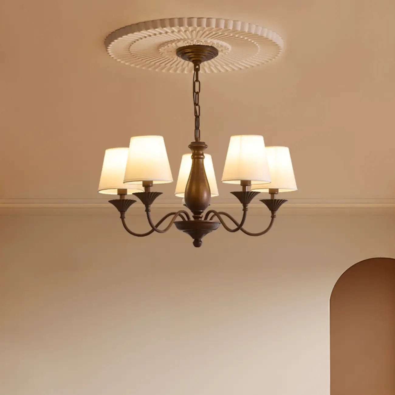 Lustre traditionnel en métal brun et tissu, à 8 lumières.