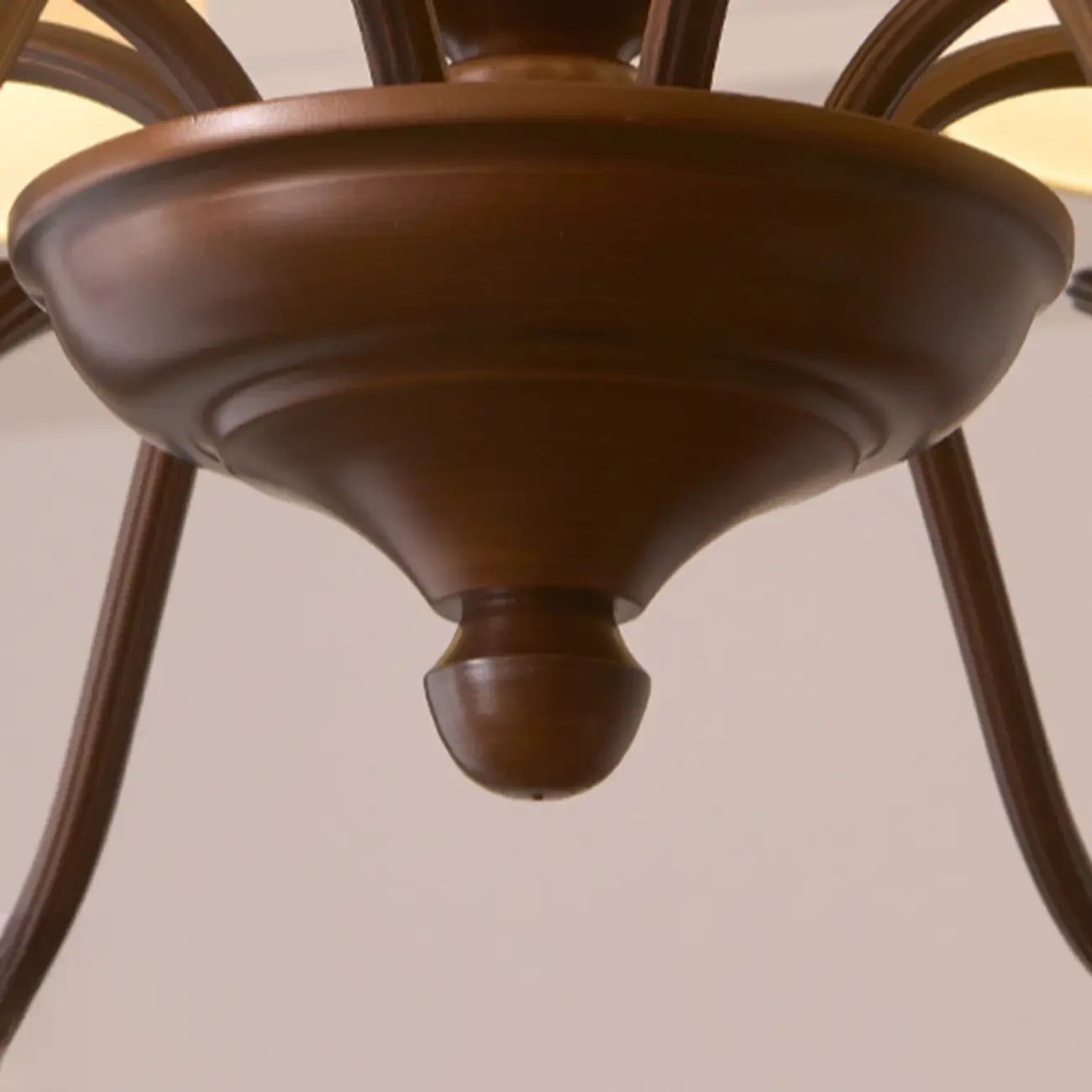 Lustre traditionnel en métal brun et tissu, à 8 lumières.