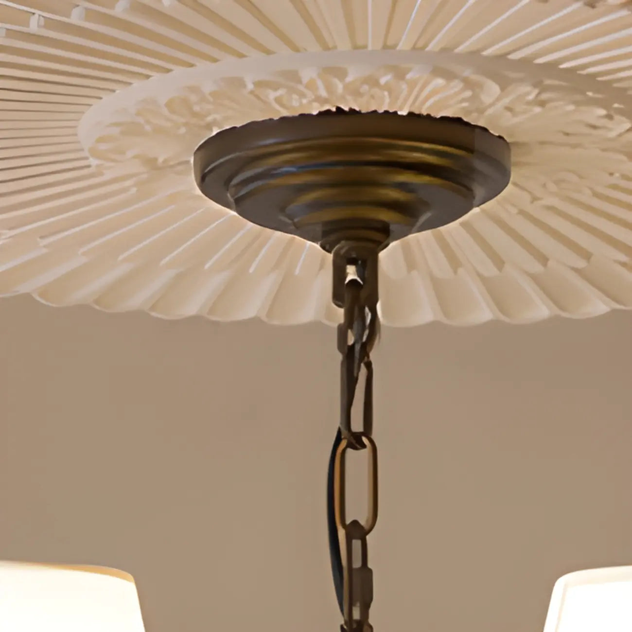 Lustre traditionnel en métal brun et tissu, à 8 lumières.