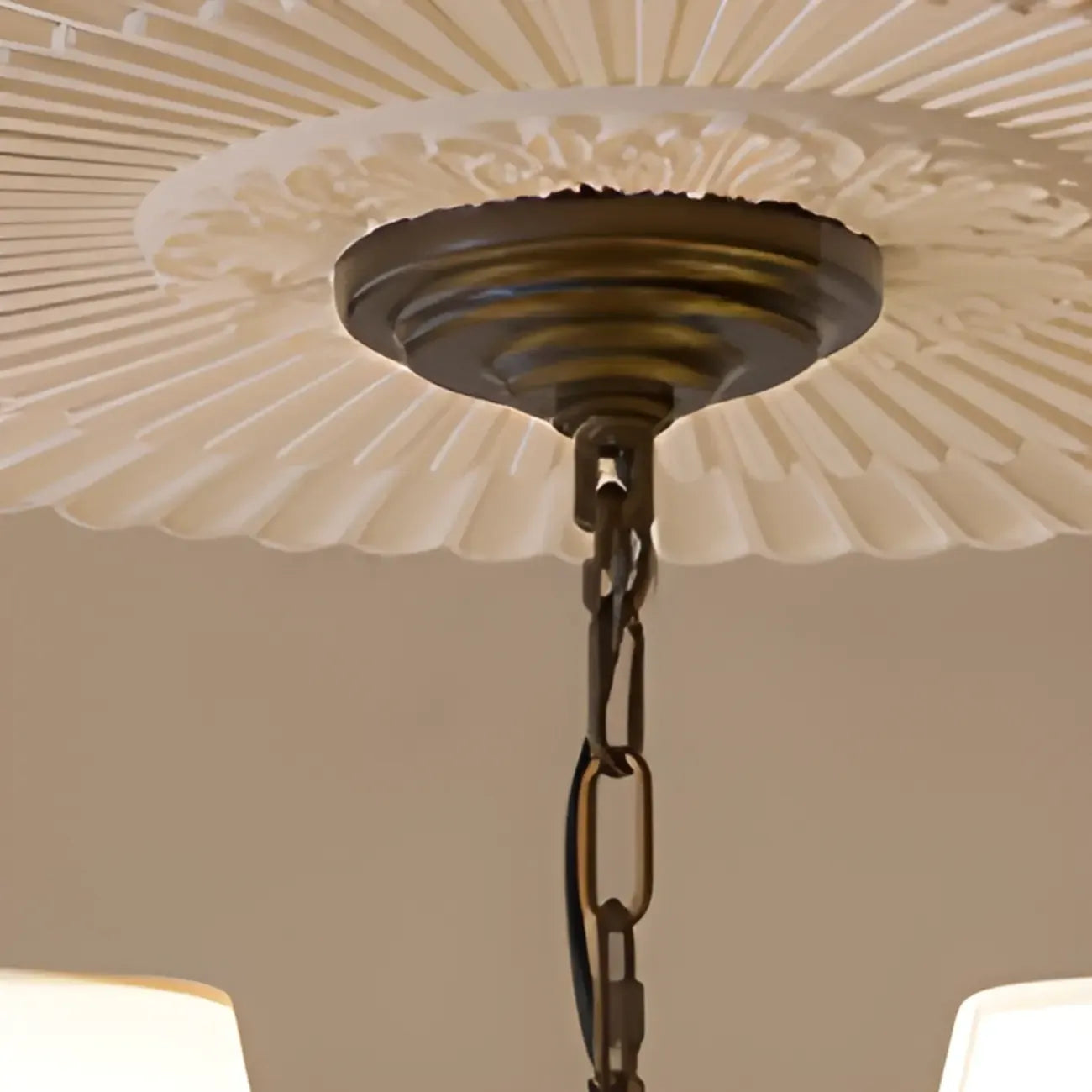 Lustre traditionnel en métal brun et tissu, à 8 lumières.