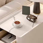 Élégante table d'appoint rectangulaire avec plateau en marbre et corps en cuir