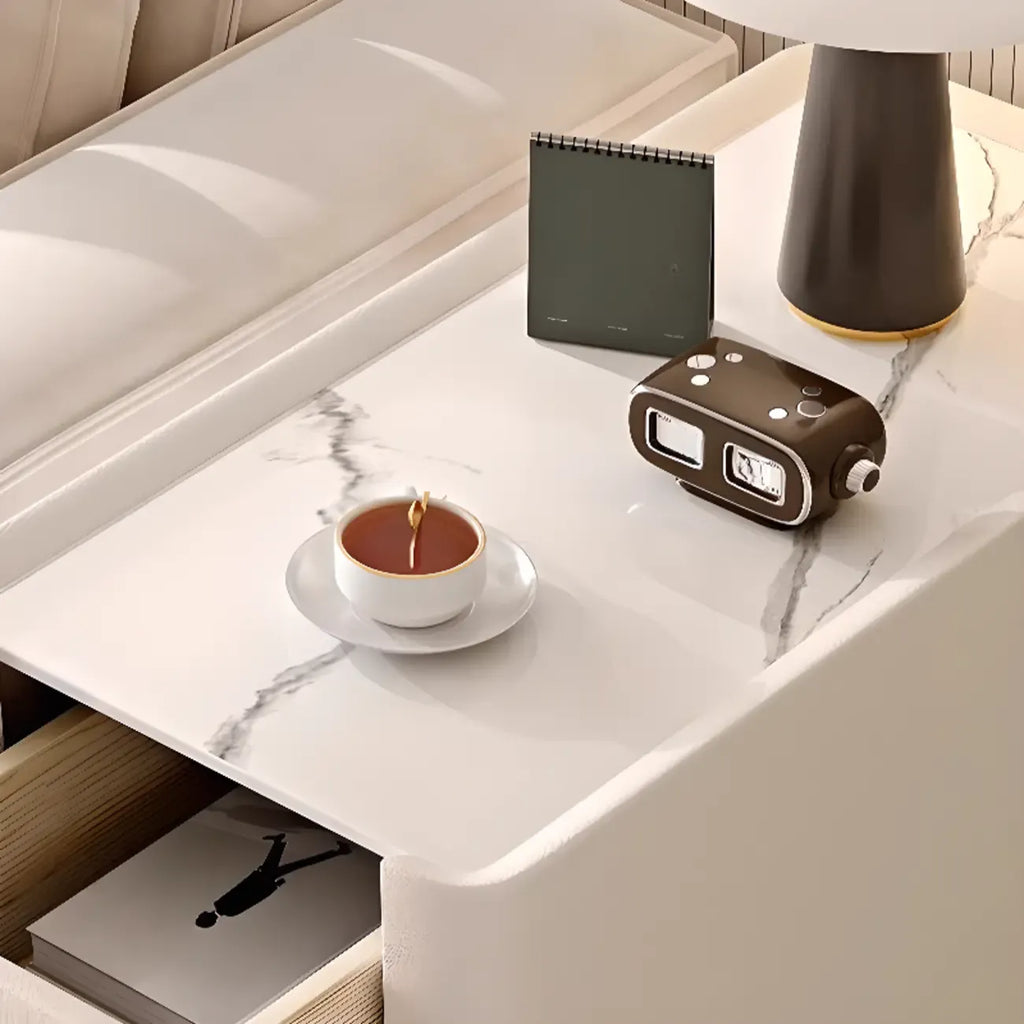 Élégante table d'appoint rectangulaire avec plateau en marbre et corps en cuir
