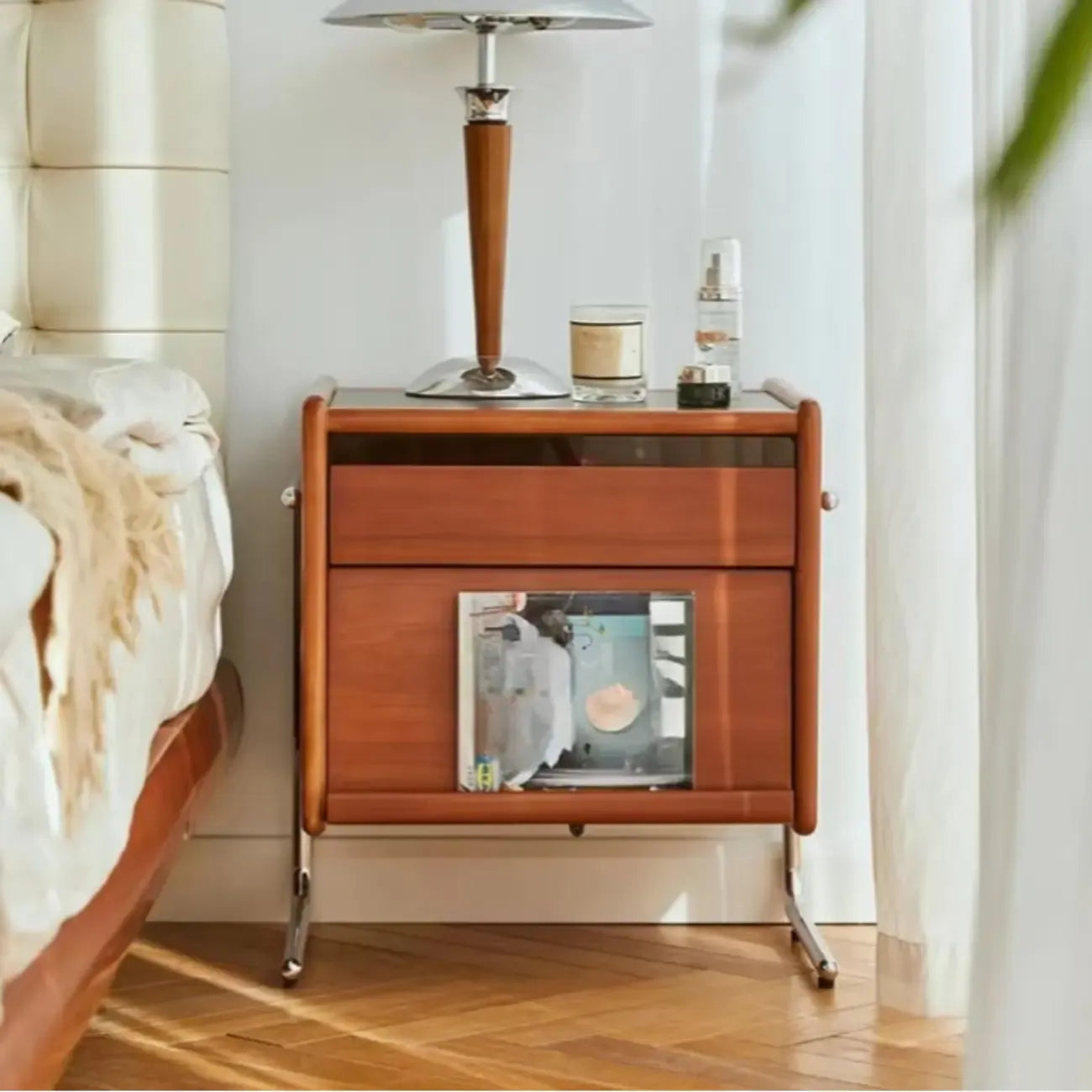 Table de chevet étroite en bois brun de style moderne du milieu du siècle avec tiroirs