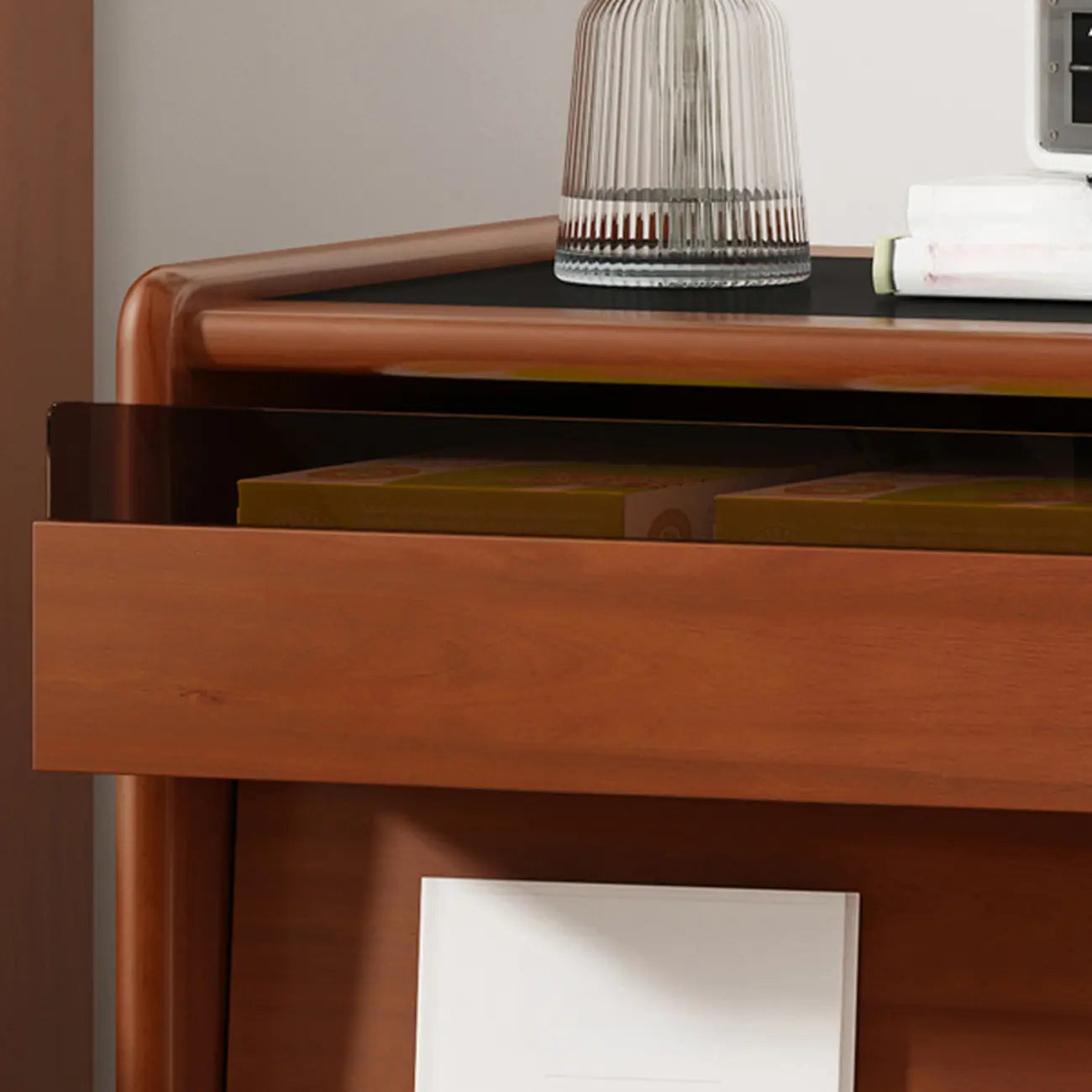 Table de chevet étroite en bois brun de style moderne du milieu du siècle avec tiroirs