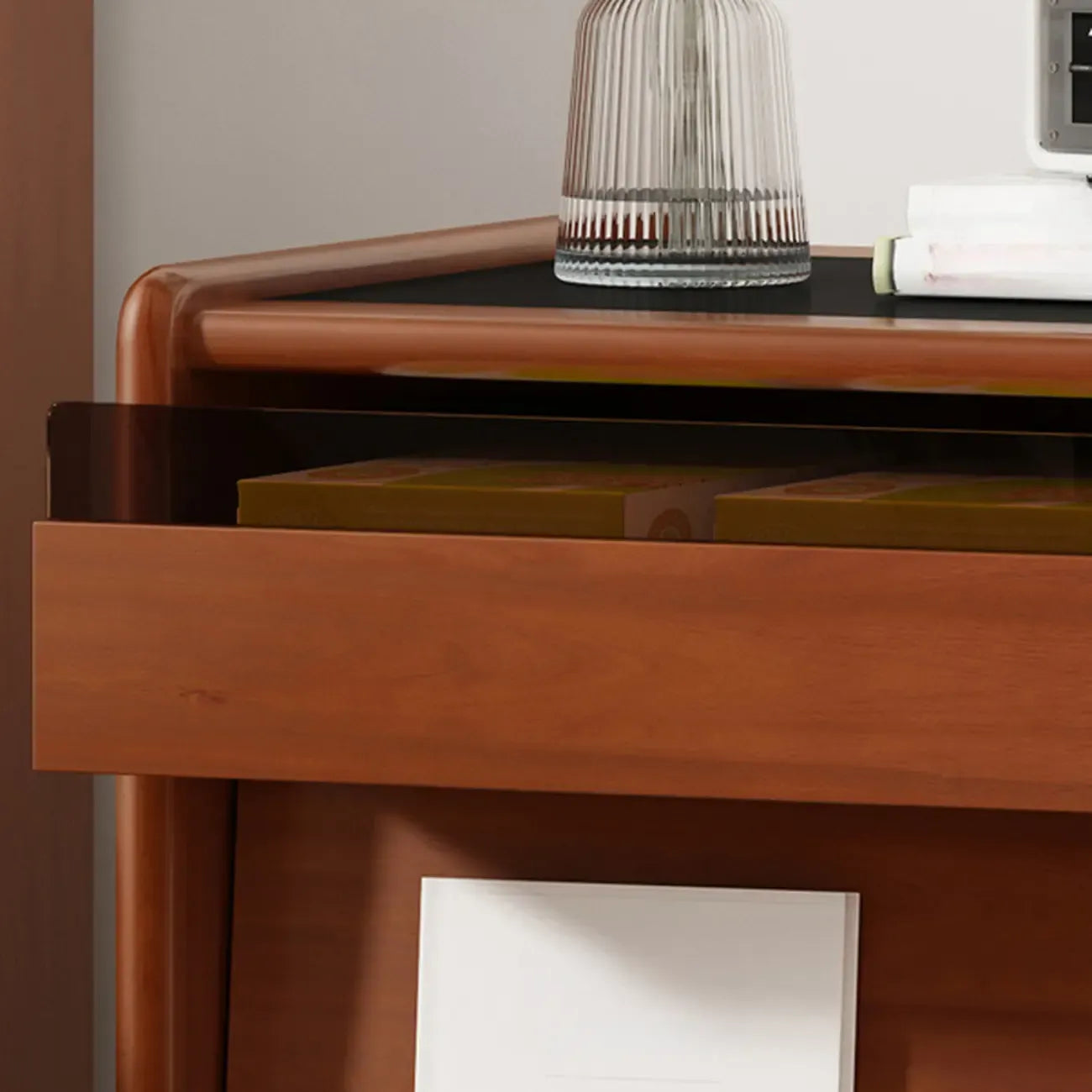 Table de chevet étroite en bois brun de style moderne du milieu du siècle avec tiroirs