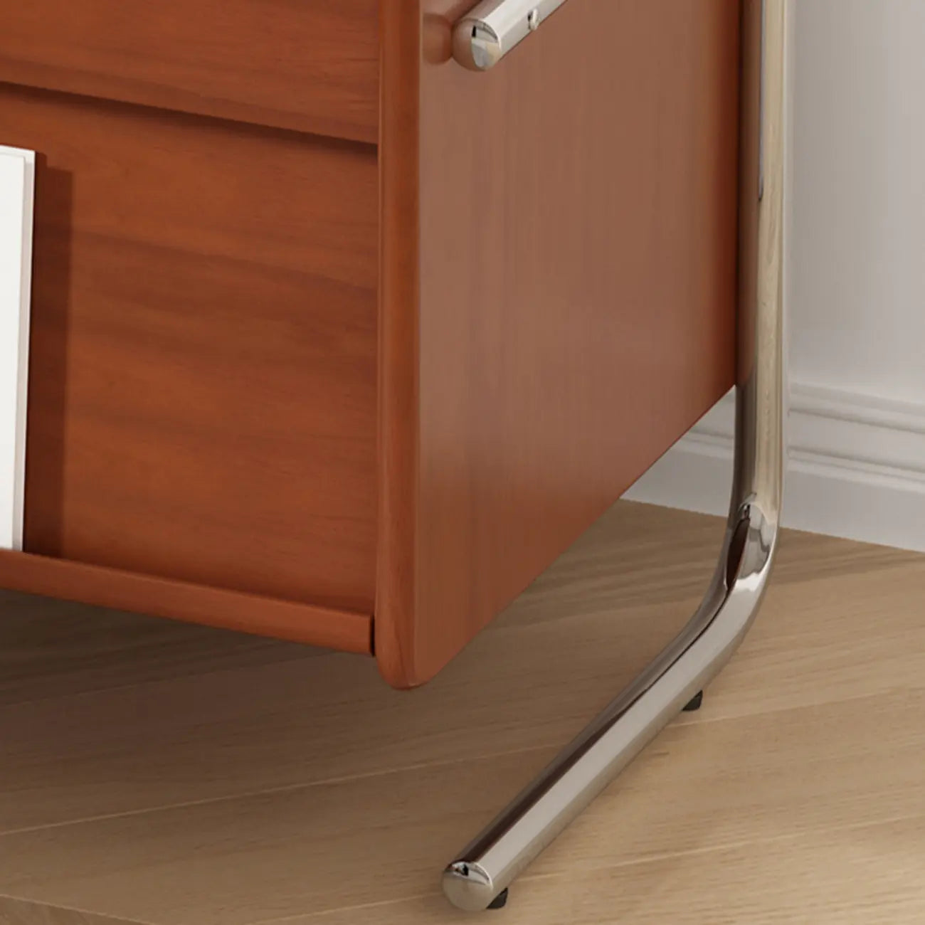 Table de chevet étroite en bois brun de style moderne du milieu du siècle avec tiroirs