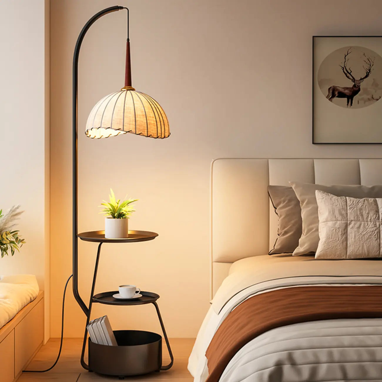 Étagère de rangement élégante en tissu, fer et bois, lampadaire arqué