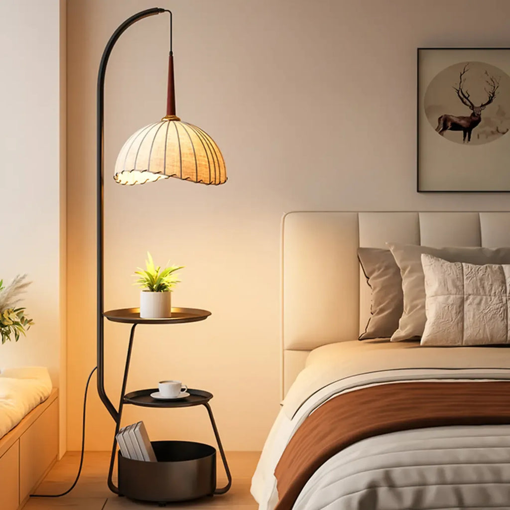 Étagère de rangement élégante en tissu, fer et bois, lampadaire arqué