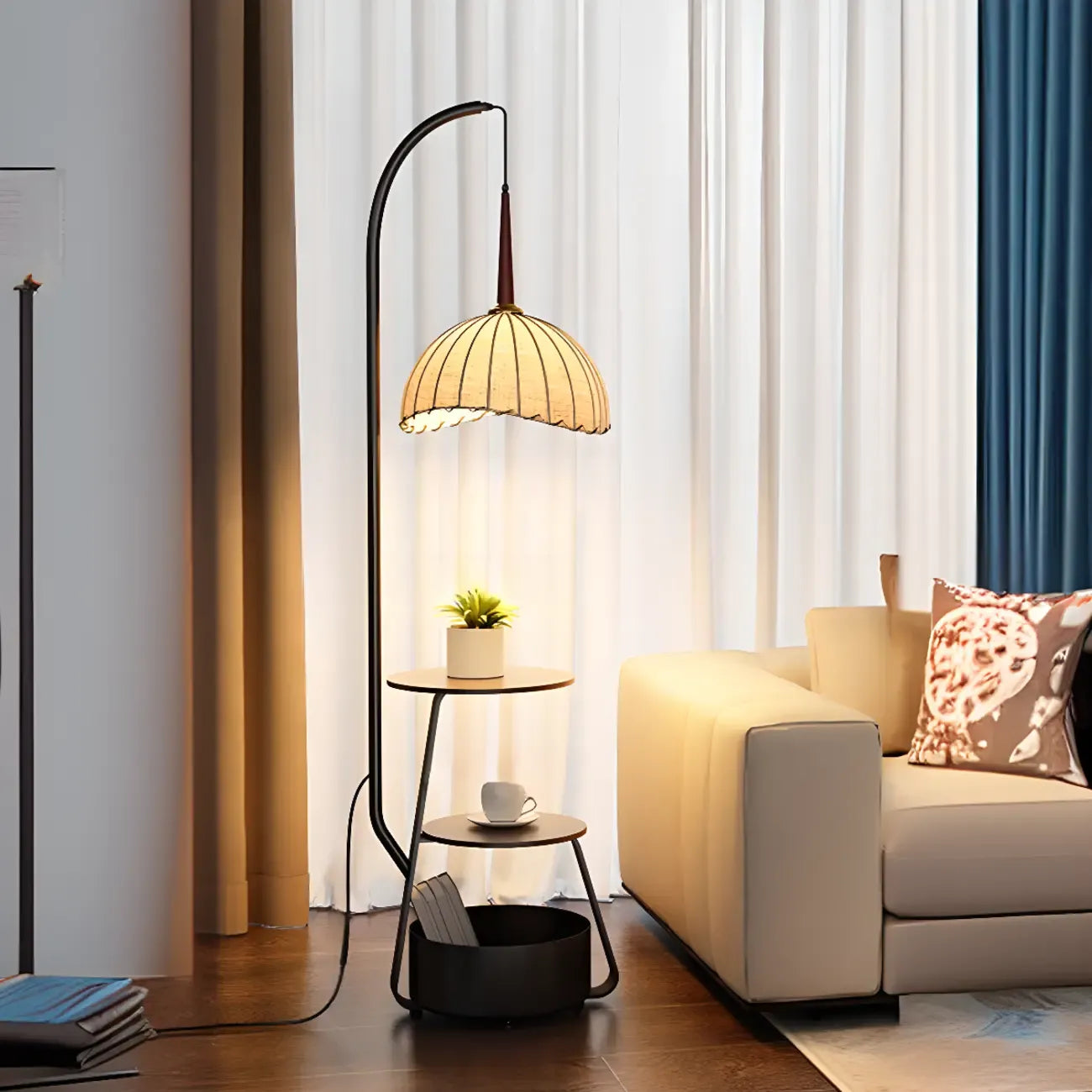 Étagère de rangement élégante en tissu, fer et bois, lampadaire arqué