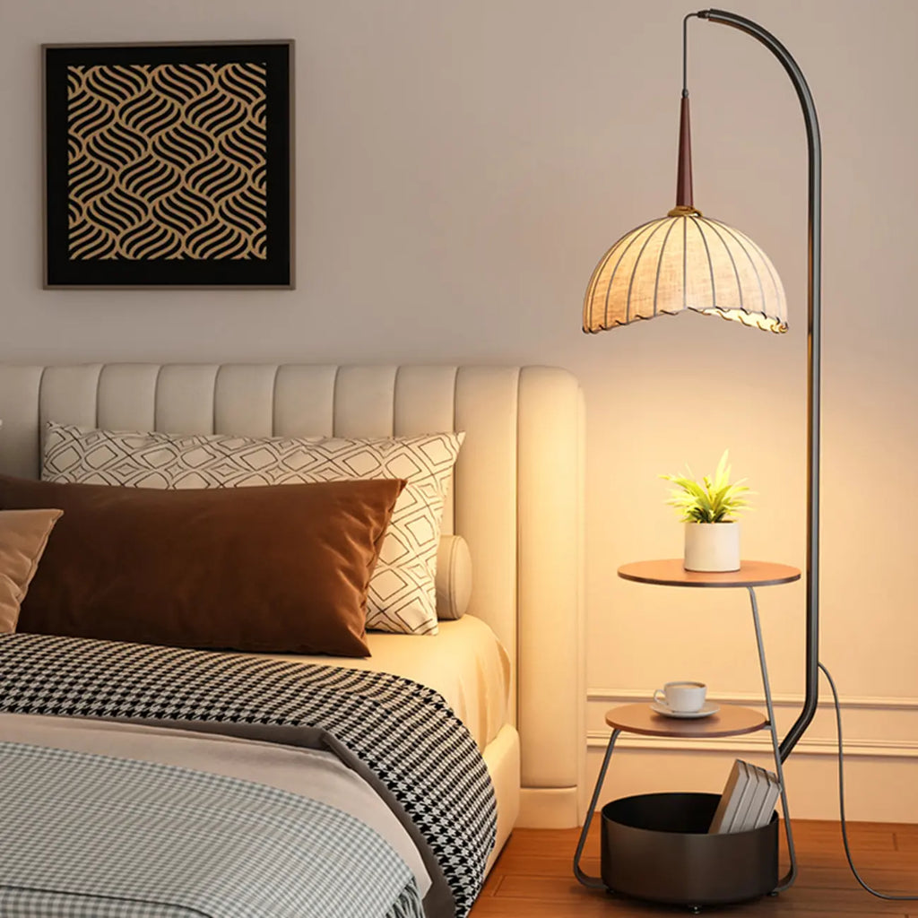 Étagère de rangement élégante en tissu, fer et bois, lampadaire arqué