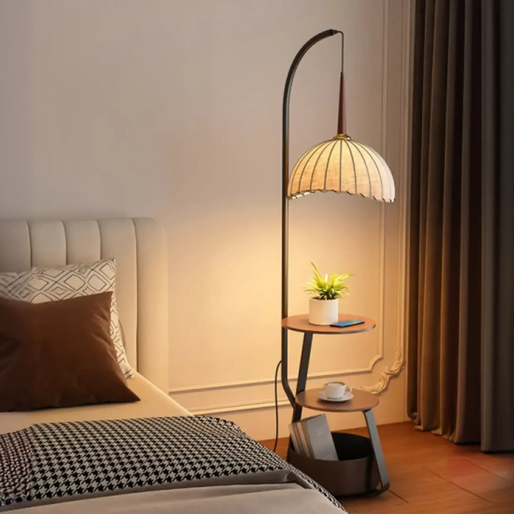 Étagère de rangement élégante en tissu, fer et bois, lampadaire arqué