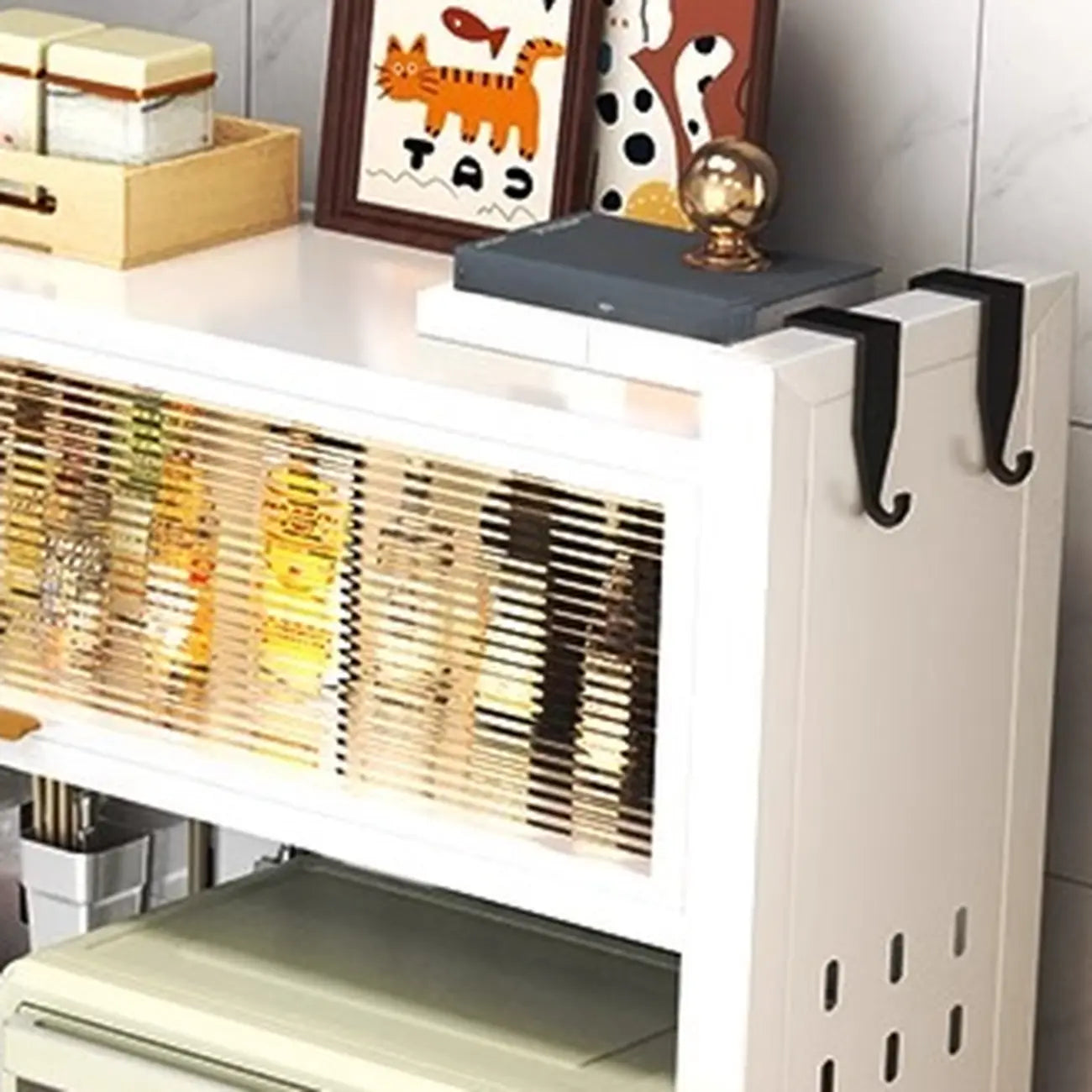 Buffet simple en métal perforé avec porte vitrée