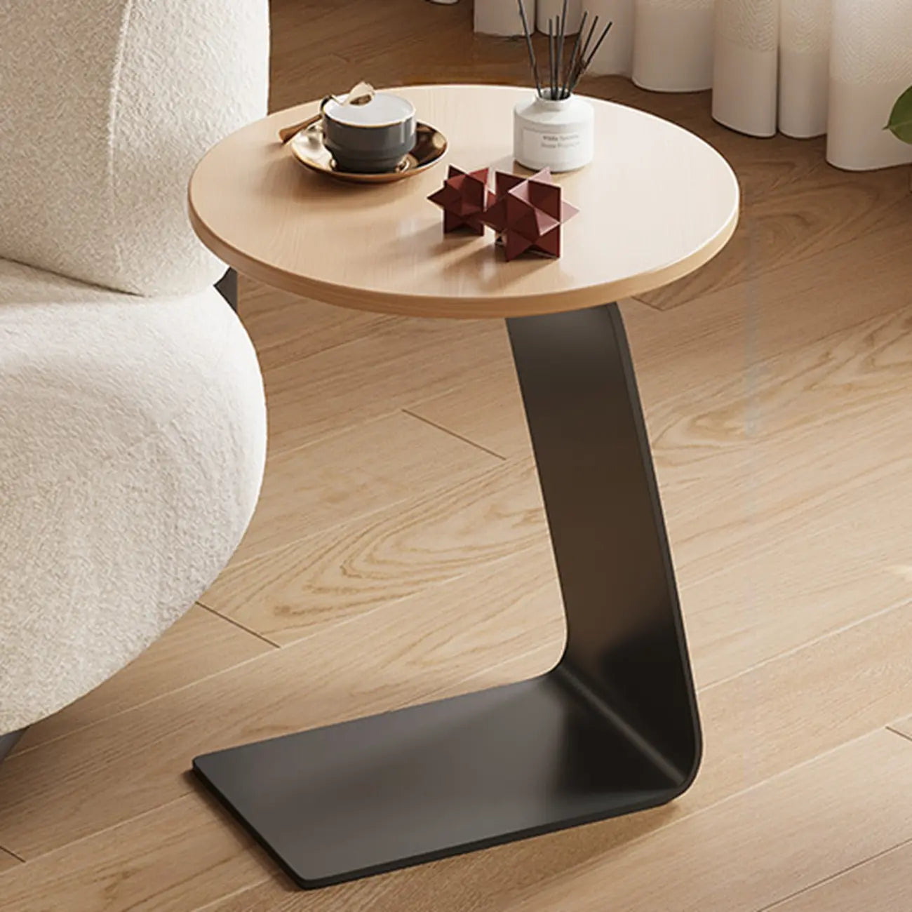 Tables d'appoint minimalistes rondes en bois en forme de C pour salon