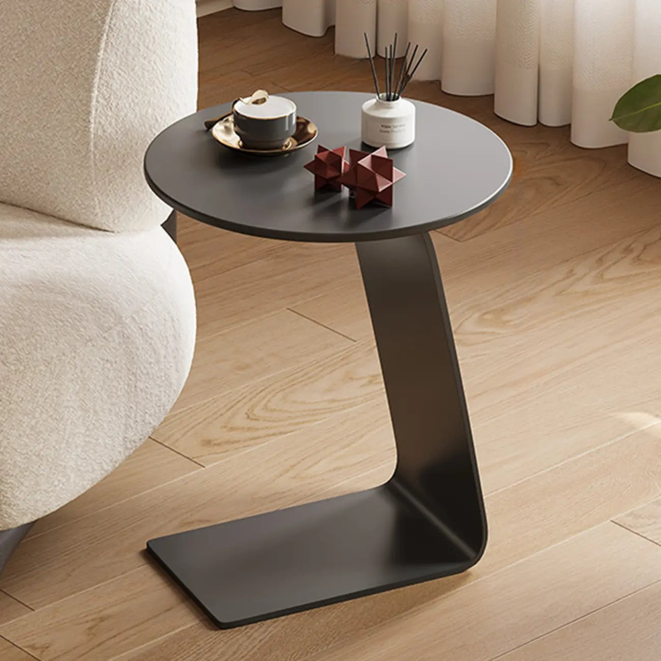 Tables d'appoint minimalistes rondes en bois en forme de C pour salon