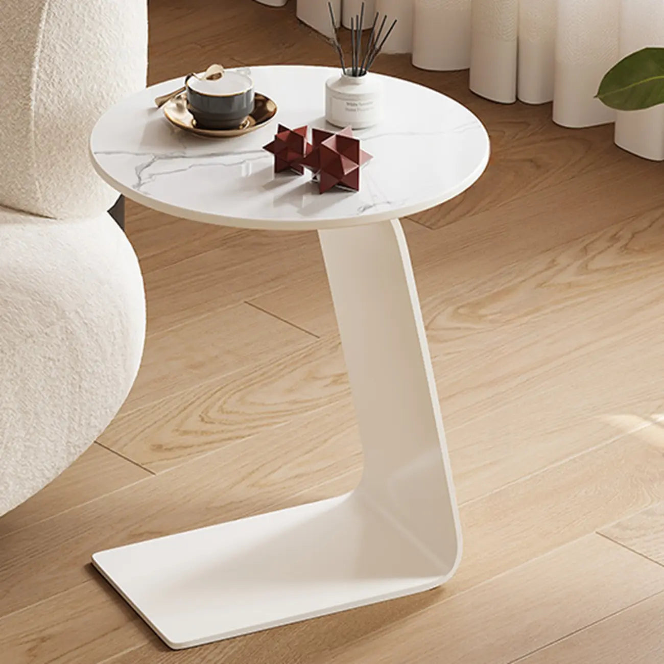 Tables d'appoint minimalistes rondes en bois en forme de C pour salon