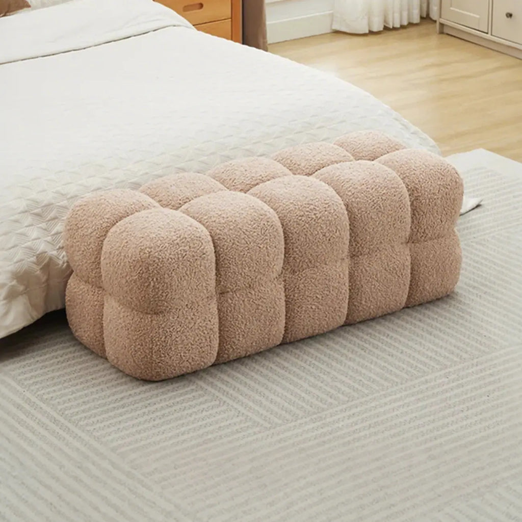 Banc de chambre moderne en forme de nuage, recouvert de tissu bouclé.