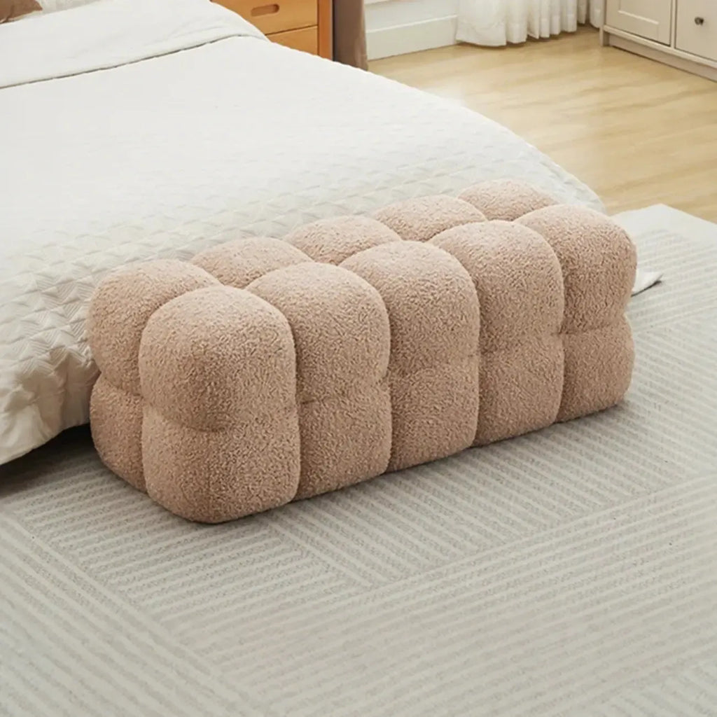 Banc de chambre moderne en forme de nuage, recouvert de tissu bouclé.