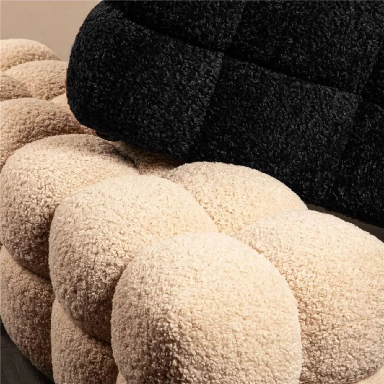 Banc de chambre moderne en forme de nuage, recouvert de tissu bouclé.