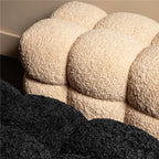 Banc de chambre moderne en forme de nuage, recouvert de tissu bouclé.