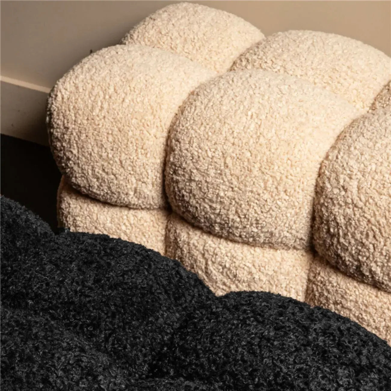 Banc de chambre moderne en forme de nuage, recouvert de tissu bouclé.