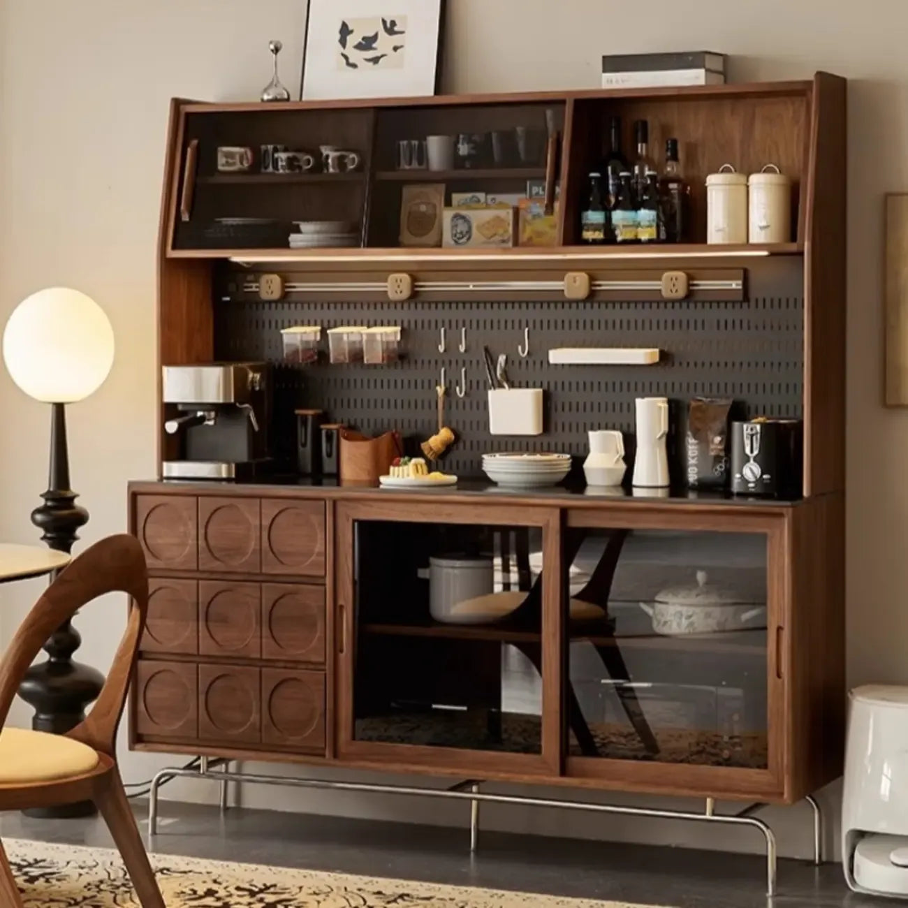 Buffet moderne en bois avec comptoir en pierre et portes coulissantes