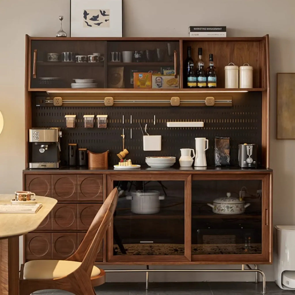Buffet moderne en bois avec comptoir en pierre et portes coulissantes