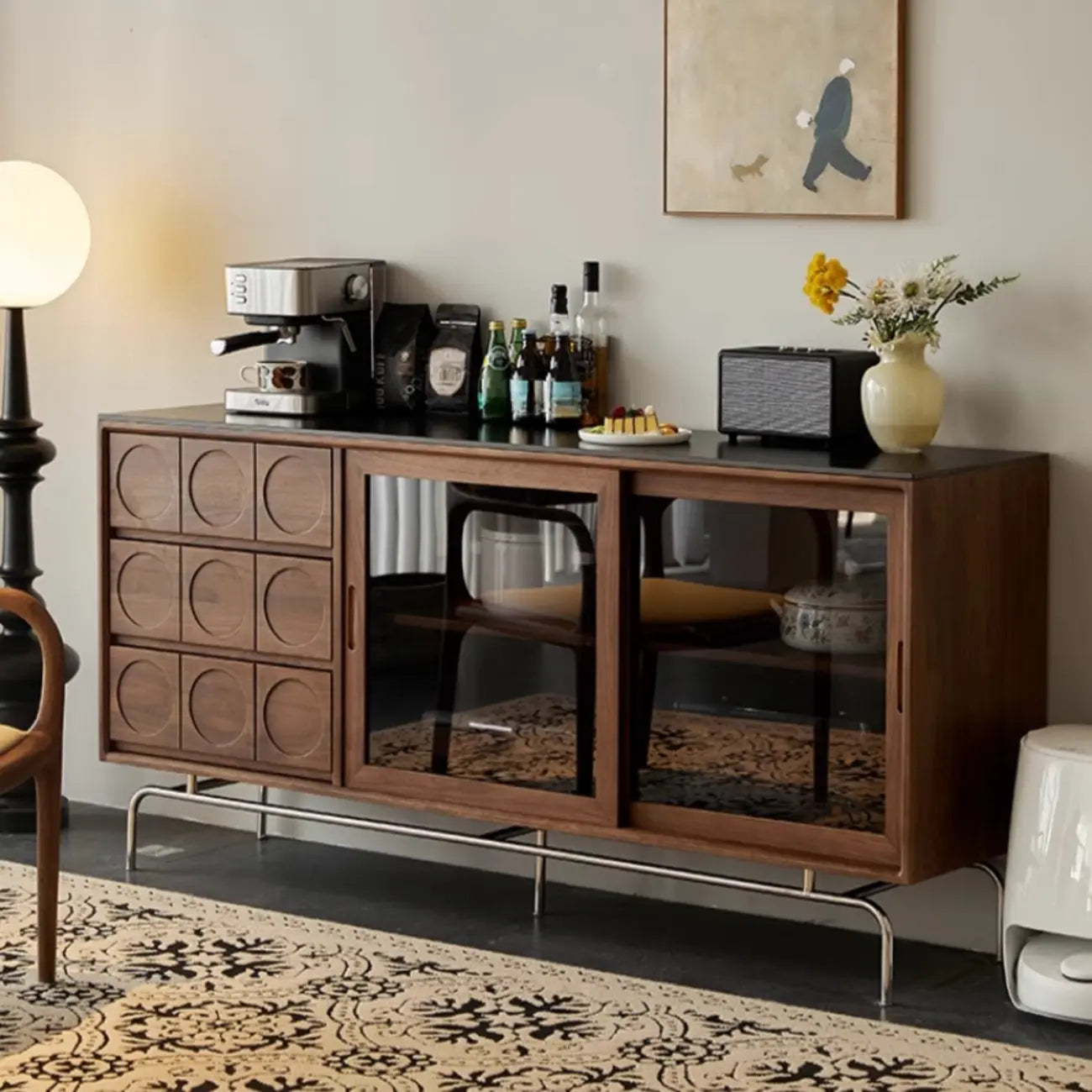 Buffet moderne en bois avec comptoir en pierre et portes coulissantes